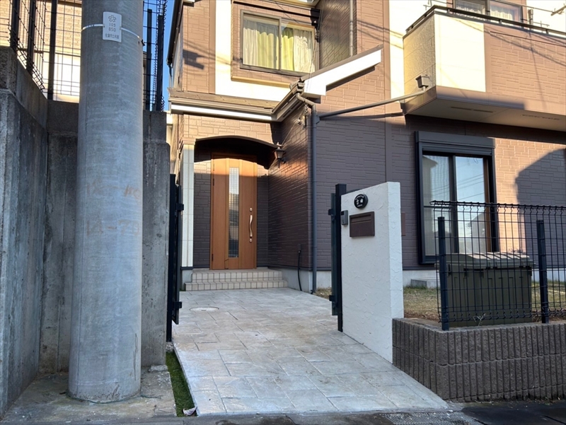 砂利の隙間の草取りから解放！玄関アプローチの雑草対策事例｜佐倉市