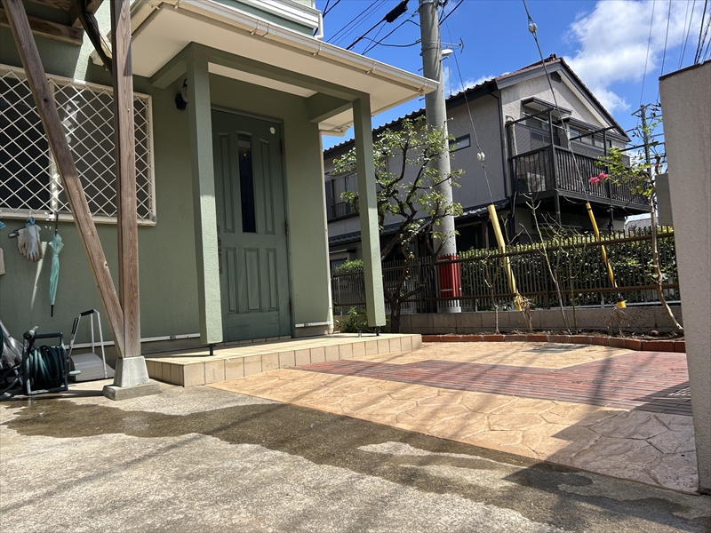 玄関アプローチ脇の雑草対策にスタンプコンクリート｜習志野市